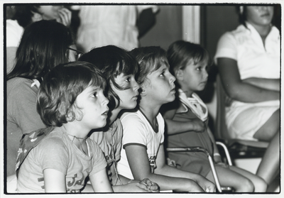 826400 Afbeelding van aandachtig kijkende en luisterende kinderen, vermoedelijk tijdens een optreden in het ...